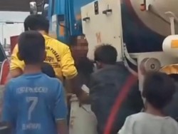 Viral Bajing Loncat di Kertapati, Ambil BBM dari Mobil Tangki