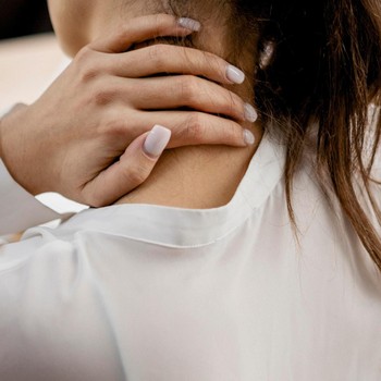 Leher Pegal saat Main Gadget? Waspada Text Neck Syndrome!
