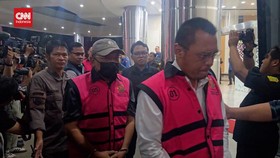 VIDEO: Tersangka Baru Korupsi BBM yang Bikin Rugi Negara Rp285 T
