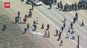 VIDEO: Razia Imigran Berujung Bentrok Pecah di California
