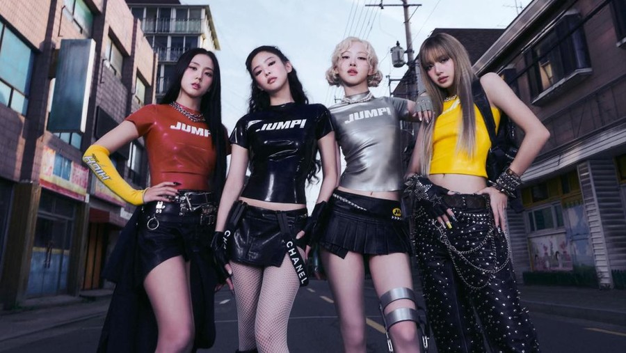 Gaya personel BLACKPINK di video klip JUMP