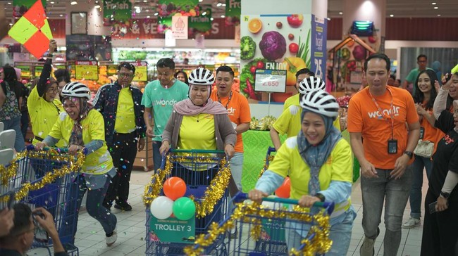 Bank BNI merayakan HUT ke-79 dengan BNI Shopping Race 2025, tawarkan pengalaman belanja dan hadiah menarik, dukung digitalisasi pembayaran.