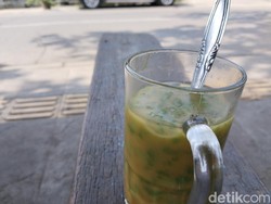 Kesegaran Es Cendol Pinggir Jalan Saat Bandung Dilanda Panas