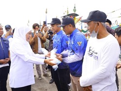 Sapa Nelayan di Muncar Banyuwangi, Khofifah Beri Bantuan Ratusan Juta