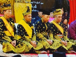 Kapolri Didampingi Kapolda-Gubri Dengar Elu-eluan di Prosesi Anugerah Adat