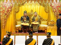 Momen Khidmat Tepuk Tepung Tawar dalam Prosesi Anugerah Adat Kapolri