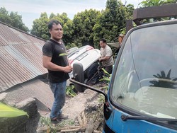 Rem Blong, Mobil Berpenumpang WNA Hantam Rumah Warga di Madenan Buleleng