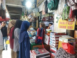 Omzet Penjual Seragam di Pasar Minggu Naik 50 Persen Jelang Masuk Sekolah