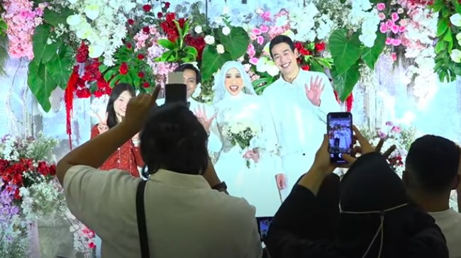 Ko Hee Jin menghadiri acara ngunduh mantu Dio Novandra dan Megawati Hangestri Pertiwi berlangsung di Rungkut, Surabaya, Jawa Timur, Sabtu (12/7).