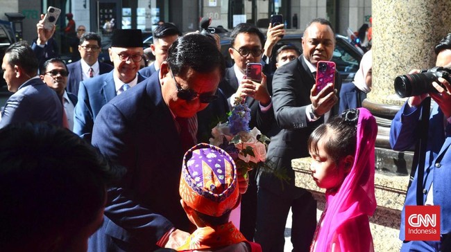 Prabowo yang didampingi Seskab Letkol Teddy disambut sejumlah diaspora Indonesia di hotel tempatnya menginap di Brussel. Dua anak kecil memberinya seikat bunga.