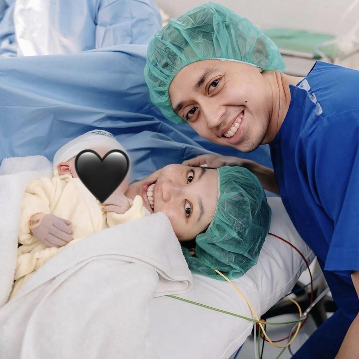 <p>Momen persalinan tampaknya menjadi pengalaman yang tak terlupakan bagi Ribka. Kehadiran sang putra juga menjadi kado terindah bagi Ribka dan suami. "Selamat datang ke dunia,Cinta pertama kami. Hadirnya Kamu Menyempurnakan Segalanya," ungkap Ribka dalam salah satu unggahan di Instagram. (Foto: Instagram @ribkasugiarto)</p>