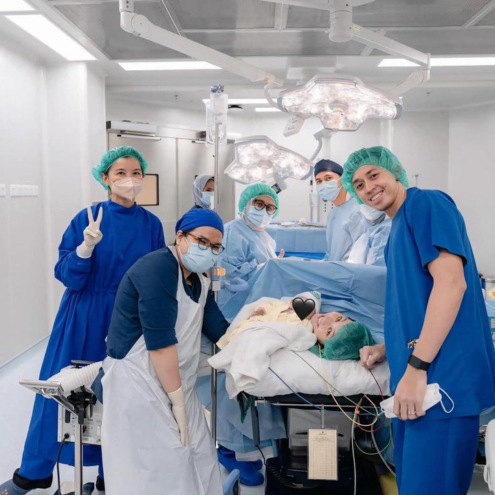 <p>Dalam foto-foto di ruang operasi itu, tampak Ribka dan Rian begitu tenang&nbsp;dengan raut bahagia berpose pertama kali dengan Si Kecil serta tim dokter yang membantu proses persalinan secara caesar. Foto: Instagram @ribkasugiarto</p>