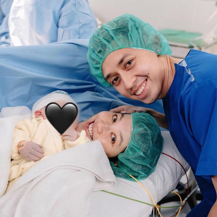 <p>Pasangan pebulu tangkis Ribka Sugiarto dan Rian Ardianto tengah berbahagia karena baru saja menyambut kelahiran anak pertama mereka. Keduanya membagikan kabar tersebut melalui akun Instagram masing-masing. Mereka mengunggah beberapa foto yang menangkap momen persalinan anak pertama di Rumah Sakit Pondok Indah Jakarta pada Sabtu 12 Juli 2025. Foto: Instagram @ribkasugiarto</p>