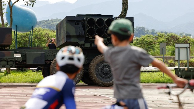 Waspada Serangan China! Taiwan Gelar Simulasi Perang Buat Warga Taiwan menggelar simulasi perang untuk warganya kala potensi invasi serangan China semakin besar saat ketegangan di Selat Taiwan kian memanas.