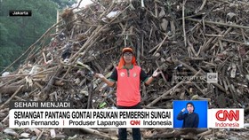 VIDEO: Sehari Menjadi Pasukan Pembersih Sampah Sungai