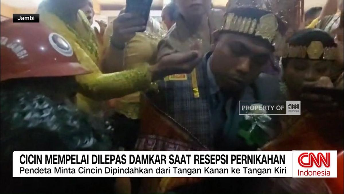 VIDEO: Cincin Mempelai Dilepas Damkar Saat Resepsi Penikahan