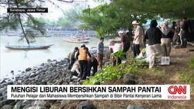VIDEO: Mengisi Liburan Bersihkan Sampah Pantai