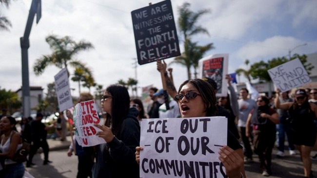 Agen imigrasi AS merazia kebun ganja legal di California dan menangkap 200 migran ilegal.