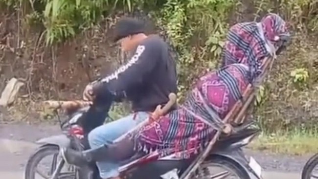 Video viral menunjukkan penduduk membonceng jenazah ASN dengan diikat sarung di jalan rusak di wilayah Donggala Sulteng.