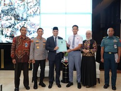 Pesan Khusus Walkot Eri untuk Arka, Paskibraka Nasional Asal Surabaya