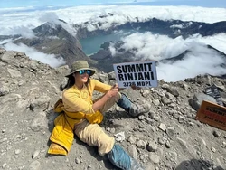 Atiek CB Embah-embah 62 Tahun di Puncak Rinjani, Amankah Naik Gunung Saat Lansia?
