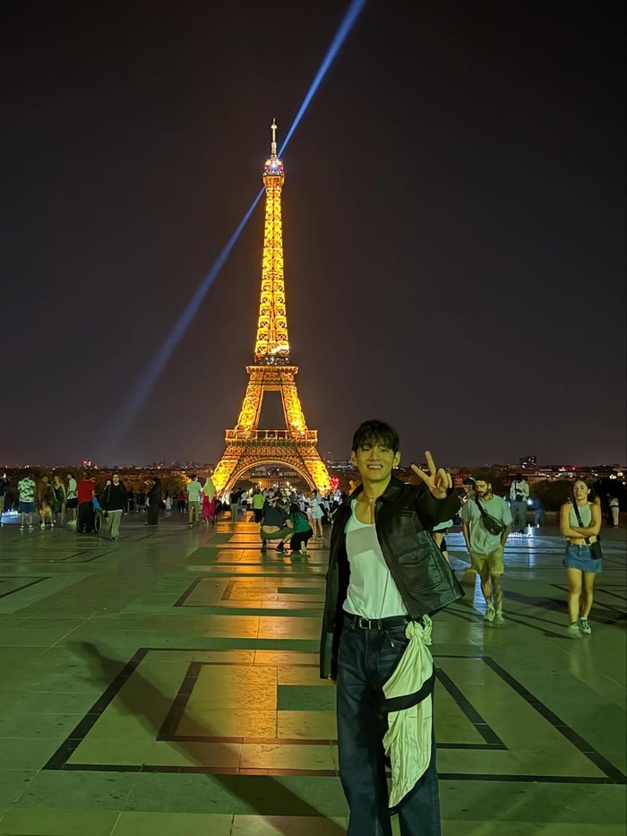 Bahkan, para penggemar pun beramai-ramai recreate gaya street style minimalis ala V BTS dan mengunggahnya di media sosial. Tak heran jika ia dikenal sebagai global fashion icon karena semua yang ia kenakan selalu menjadi tren./ Foto: instagram.com/thv