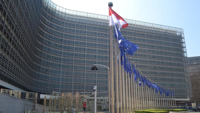 Kedatangan Presiden RI Prabowo Subianto disambut kibaran bendera Merah Putih di depan Markas Uni Eropa di Brussels, Belgia, pada Minggu (13/7).
