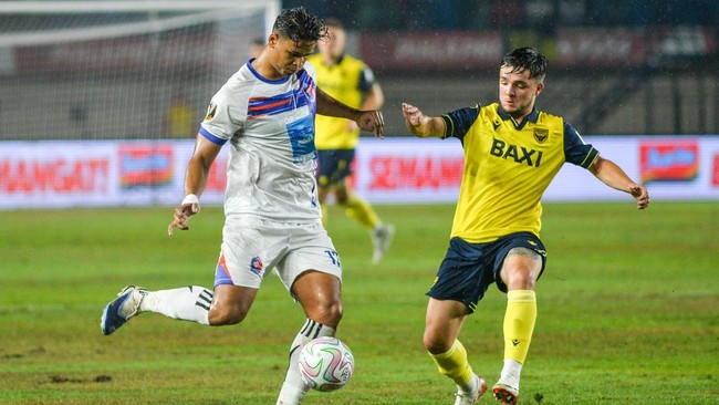Port FC juara Piala Presiden 2025 usai menang 2-1 atas klub Inggris, Oxford United, dalam laga final di Stadion Si Jalak Harupat, Minggu (13/7).