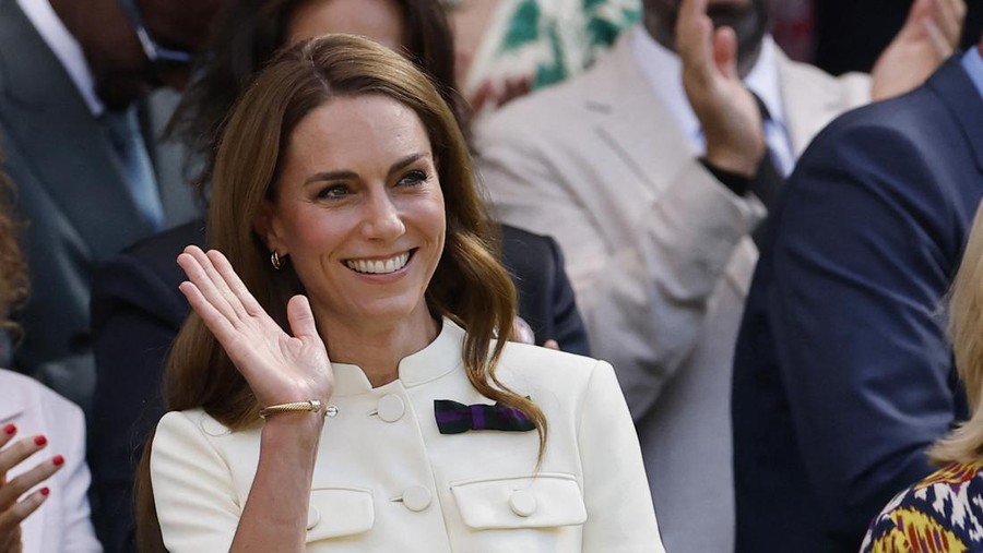 Gaya Kate Middleton di Wimbledon 2025 Tennis - Wimbledon - All England Lawn Tennis and Croquet Club, London, Britain - July 12, 2025 Britain's Catherine, the Duchess of Cambridge in the royal box in centre court before the final between Poland's Iga Swiatek and Amanda Anisimova of the U.S. REUTERS/Stephanie Lecocq