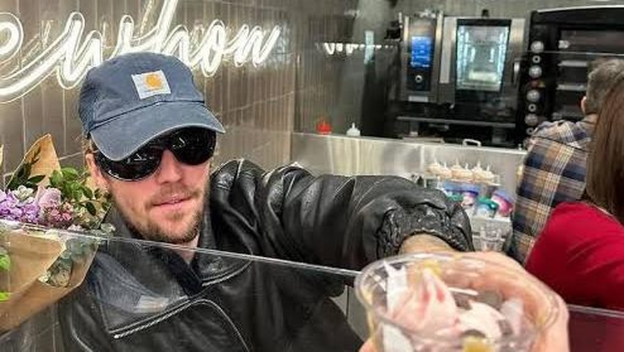 Gaya &OpenCurlyQuote;SWAG&rsquo; Justin Bieber saat Coba Sundae Erwewhon dan Makan Ramen di Jepang