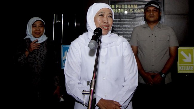 Gubernur Jatim Khofifah Indar Parawansa membantah isu PHK massal di Gudang Garam. Menurutnya kejadian viral di media sosial adalah program pensiun dini.