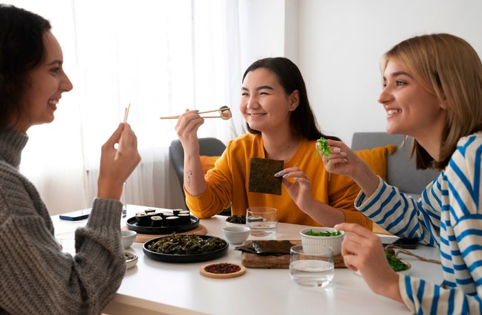 Ilustrasi makan dengan berbagai karakteristik yang berbeda/Frweepik: pikisuperstar