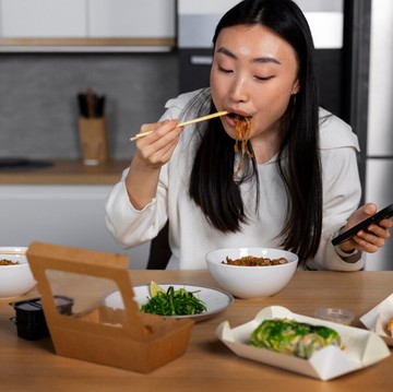 Stop Sekarang Juga! Ini 6 Kebiasaan di Malam Hari yang Bikin Berat Badan Naik