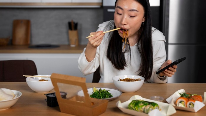 img-title Stop Sekarang Juga! Ini 6 Kebiasaan di Malam Hari yang Bikin Berat Badan Naik