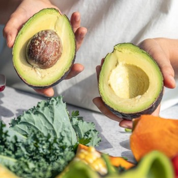 5 Tanaman Buah dan Sayur yang Bisa Tumbuh Subur di Dalam Ruangan