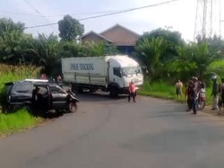 Innova Adu Kambing dengan Truk Cargo di Musi Rawas, Sopir Minibus Luka Parah