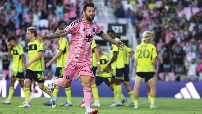 Lionel Messi mencetak dua gol dalam kemenangan 2-1 Inter Miami atas Nashville SC, mencatatkan brace kelima berturut-turut di MLS dan total 16 gol musim ini.