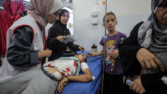 Israel Ngeles Rudal Eror saat Hantam Anak-anak Gaza yang Antre Air Israel beralasan rudal maut yang menghantam anak-anak Gaza yang sedang antre mengambil air karena sistemnya eror sehingga meleset dari sasaran.