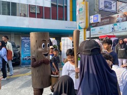 Kala Anomali Tung Tung Tung Sahur Jadi Rebutan Selfie Warga di CFD Depok