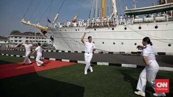 FOTO: Kapal Latih Esmeralda Milik AL Chile Bersandar di Tanjung Priok