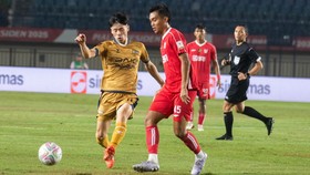 Pesepak bola Liga Indonesia All Star Riko Akbar Tanjung (kedua kiri) berebut bola dengan pesepak bola Dewa United Taisei Marukawa (kiri) saat laga perebutan peringkat ketiga Piala Presiden 2025 di Stadion Si Jalak Harupat, Kabupaten Bandung, Jawa Bar