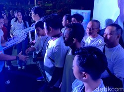 Ara Serahkan 100 Kunci Rumah Bersubsidi di Tengah Guyuran Hujan