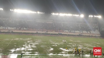 Update Eksklusif Olahraga CNN : Piala Presiden: Duel Oxford vs Port FC Terhenti Akibat Hujan Deras