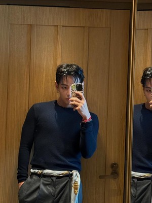Kembali Jadi Trendsetter, Ini 5 Look Simpel Tapi Kece Ala V BTS di Paris