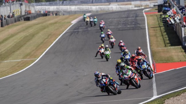 Toprak Razgatlioglu merayakan kemenangan di WSBK Inggris dengan selebrasi viral Aura Farming dari Rayyan Arkan Dikha.