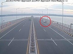 Terekam CCTV Detik-detik Pikap Tabrak Lari Tewaskan Pesepeda di Suramadu