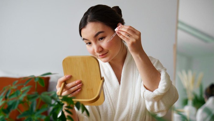 img-title Pakar Kulit Ungkap 5 Rutinitas Skincare yang Tanpa Sadar Bisa Merusak Kulit secara Perlahan, Cek!