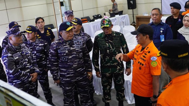 KMP Tunu Tenggelam di Kedalaman 49 Meter Tim SAR campuran melanjutkan pencarian KMP Tunu Pratama Jaya nan tenggelam di Selat Bali. 30 selamat, 18 meninggal, dan 17 tetap hilang.