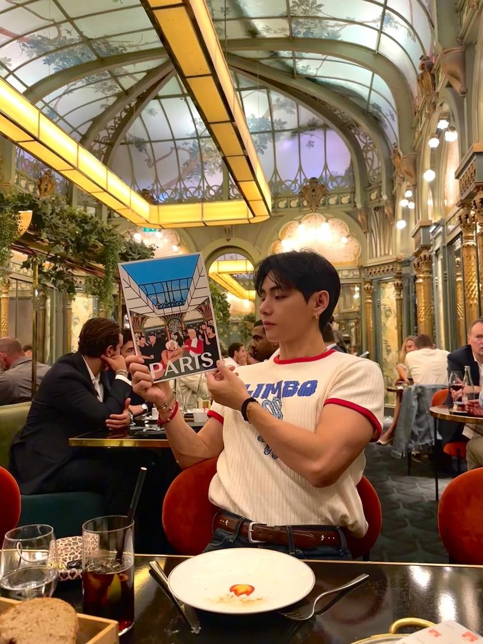 Ya, artis Korea yang terlahir dengan nama Kim Tae Hyung tersebut termasuk dalam jajaran artis yang diundang untuk melihat langsung koleksi debut Michael Rider, creative director terbaru CELINE, pada 6 Juli 2025 waktu setempat./ Foto: instagram.com/thv