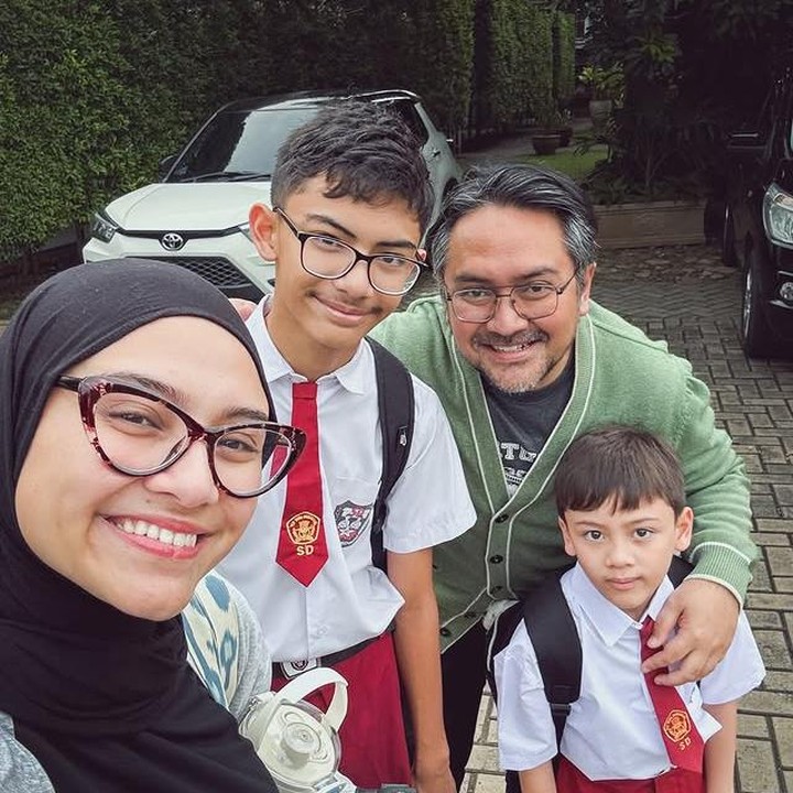 <p>Zee Zee Shahab dan Prabu Revolusi juga tak lupa mengabadikan momen anak-anaknya hari pertama sekolah. Tahun ini, si bungsu Keriym memulai langkahnya sebagai murid baru di Sekolah Dasar, menyusul sang kakak Khaleev yang sudah naik ke kelas 6. &ldquo;Anak-anak sudah pada besar ya. Nikmat mana yang harus kami dustakan? Banyak-banyak bersyukur ah,&rdquo; tulis Zee Zee lewat unggahan Instagramnya. (Foto: Instagram @zeezeeshahab)</p>